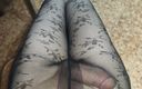 Pantyhose Cumming Studio: Üvey kız kardeşimin güzel siyah külotlu çorabına büyük yarağımı desenle sürtüyorum