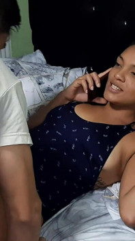 Mia Trompe Son Petit Ami Avec Son Demi-frère