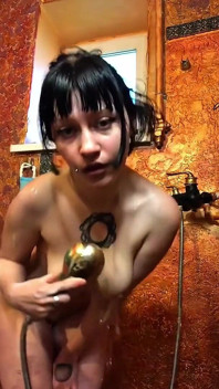 Menina gostosa lava seu corpo sexy, acaricia sua buceta e balança seus peitões!
