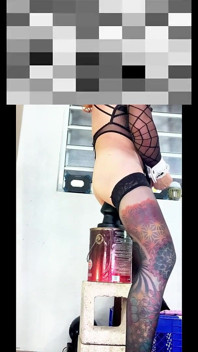 Trans travestita con una piccola trans in lingerie calze cavalca un enorme dildo nero
