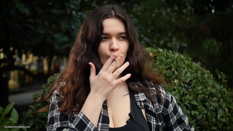 Russian Smokers: Dolce e tettona ragazza russa che fuma una sigaretta in...