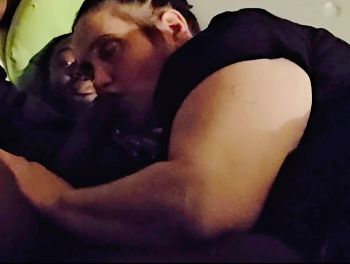 Magic gums: Hetero student raakt zijn merk aan voor gumjobs van stiefmoeder