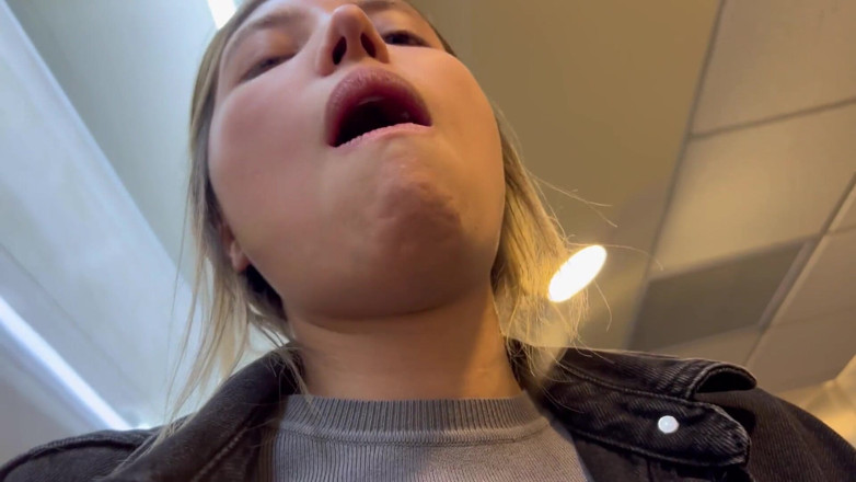 scarlettandc: 我在浴室的电影院里吮吸了我认识的女人的阴道