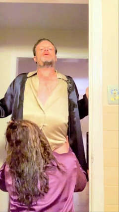 Satin Fetish King: Стакан красной соды и похотьящая член милфа в атласе