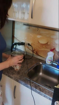 Я торкаюся себе стогонами під час сніданку.