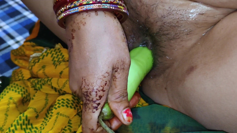 Madhu: 보지 여왕을 즐기는 Savit Bhabhi 셀프 누드