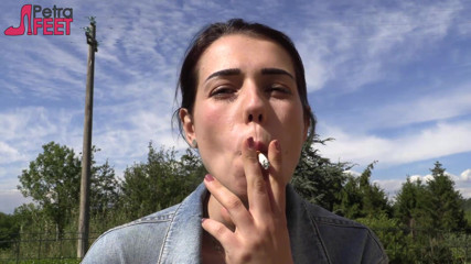 Smokin Fetish: Petrei îi place să-și fumeze ciggaretele în aer liber