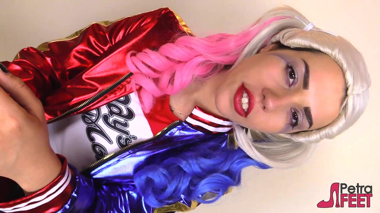 Feet & Cosplay: Petra seksi dalam kostum cosplay Harley Quinn dan Black Opaque...