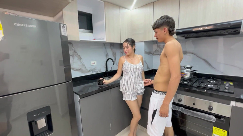 ManuelaAlvarez: Saya Memberikan Adik tiri Saya Kongkek Baik Di Dapur