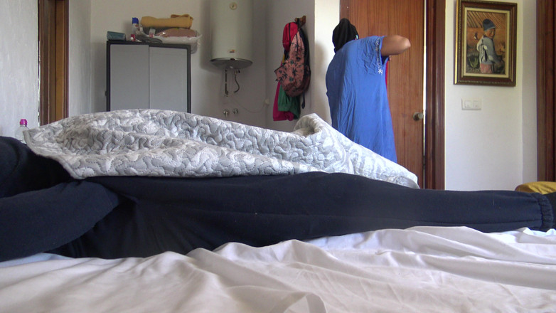 Souzan Halabi: Muslimisches zimmermädchen ist schockiert, als ein tourist ihr seinen großen...