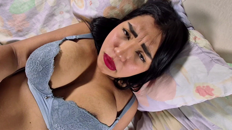Pikaa6: Morena recém-chegada dos EUA Ela tira o jeans e mostra...