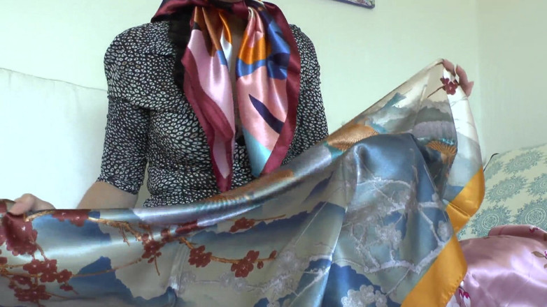 Lady Victoria Valente: Le mie lucida sciarpe di raso ti accenderanno! Lady Victoria...