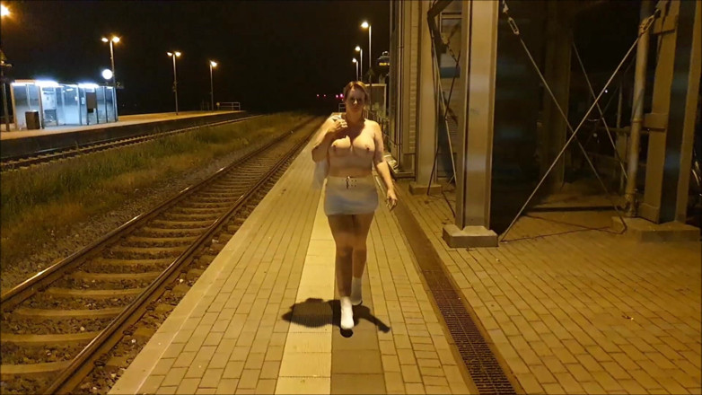 UserBitch1: Auf Dem Bahnsteig Gefickt