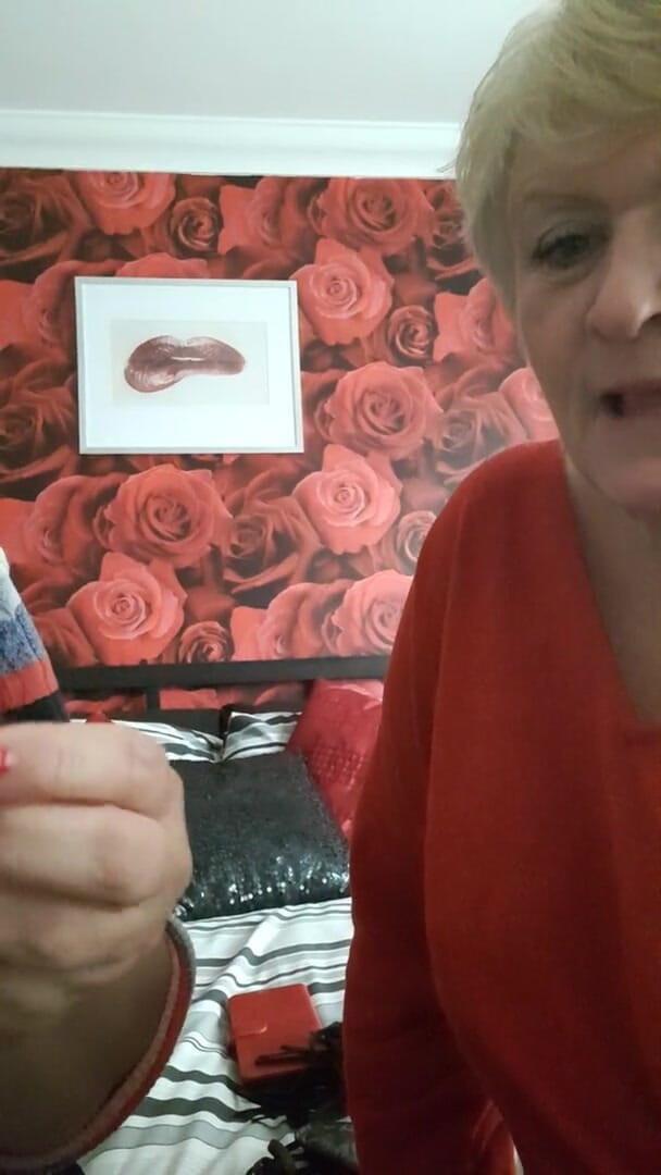 Uk Joolz: 女主人Susan和joolz嘲笑他的微阴茎