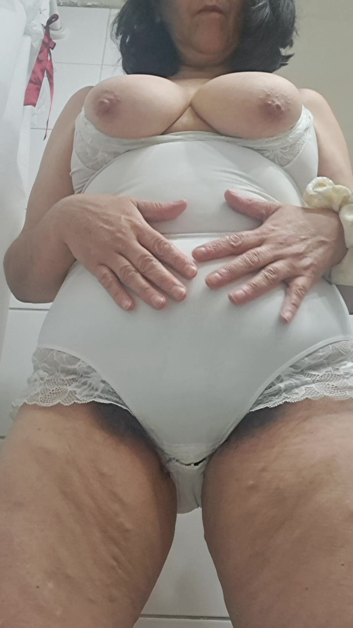 Mommy big hairy pussy: Külotlu büyük orta yaşlı seksi kadın, kıllı görünüm