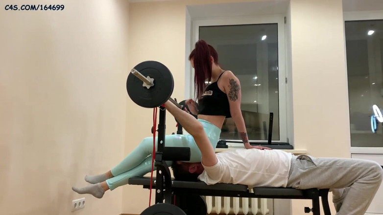 Petite Princesses Femdom: laal sir vaali maalkin Sofi nili leging men chehre par...