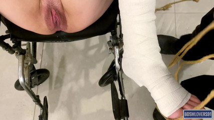 Bdsmlovers91: Temnota je věc pohledu - svazování vozíčkářů - barevná verze