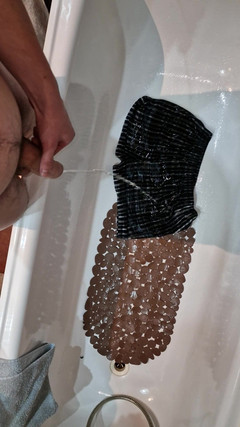 Fap_man93: 我脱下我的拳击手，把它们扔进浴缸里，然后在他们身上撒尿