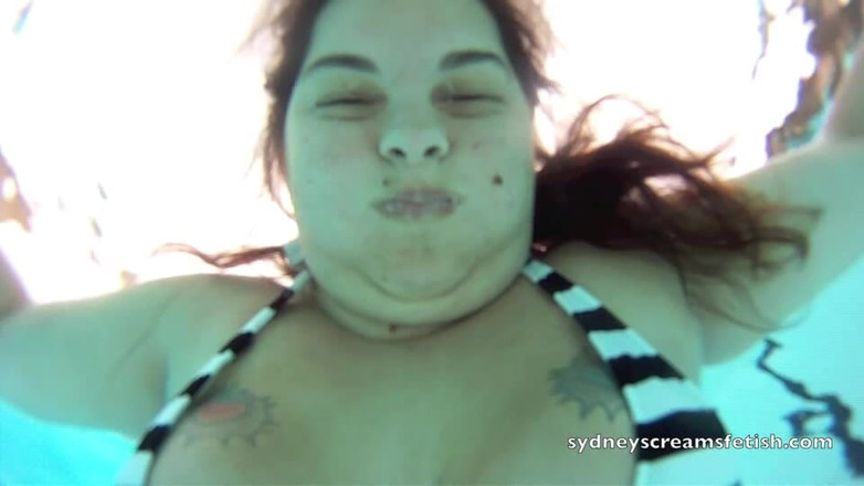 Sydney screams fetish: Guance gonfie sott'acqua e occhi aperti