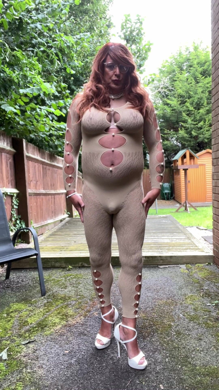 Kellycd2022: Kellycd2022, travesti sexy, fait pipi et se masturbe dans ma...