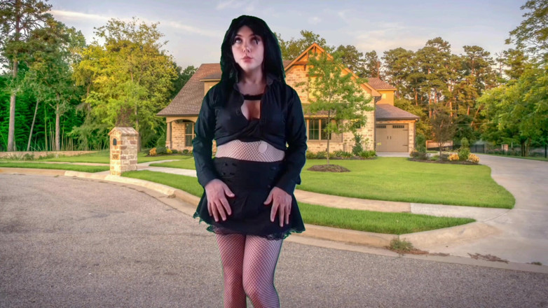 Kitty_Cross: 555 Femboy Venkovní hezká gotická cestovatelka před sladkým domem