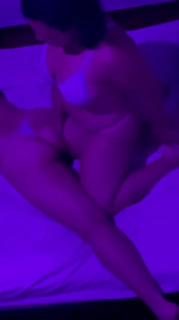 Gli amici intimi esplorano la passione nella stanza di Sforbiciate