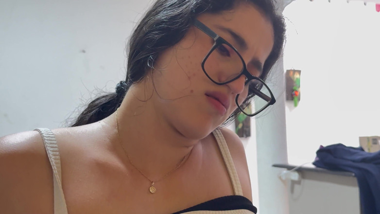 NamiQseiiin: Eine sexy Reporterin wird für die News-Scoop hart gefickt!