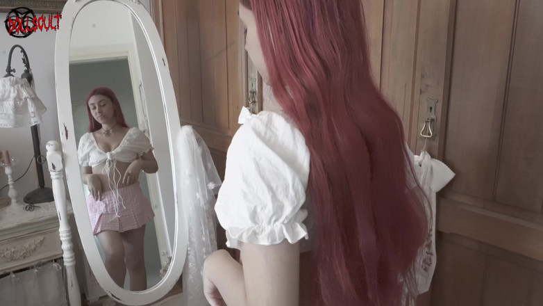 Dolls Cult: 털이 무성한 침실에서 자위하는 동안 진짜 공주처럼 느껴!!