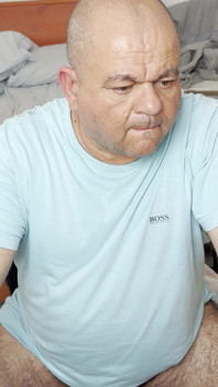 Açık yatak odası penceresinin önünde oyuncu, azgın ruh hali