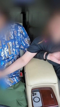 O marido está assistindo o jogo. uma mulher casada às pressas dá um no carro