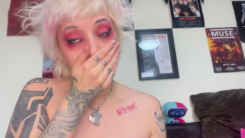 Glitterqueen1999: Eu, iubitul meu și prietenul lui minuscul