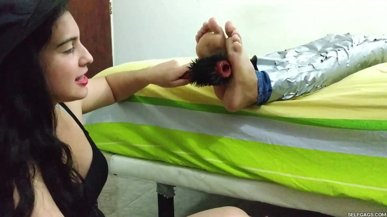Selfgags Latina Bondage: Злая ведьма и мумифицированная сучка (эпизод 1 из 2)