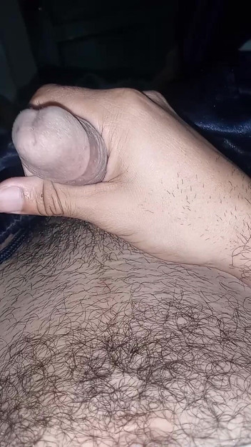 Cute boy jerks off: Il ragazzo dà la sua cannuccia nella sua stanza mentre...