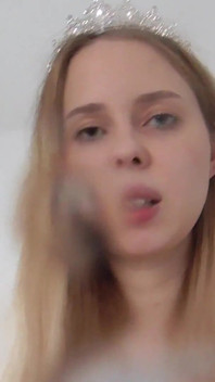 Wysoka księżniczka Kelly pluje ci w twarz i usta