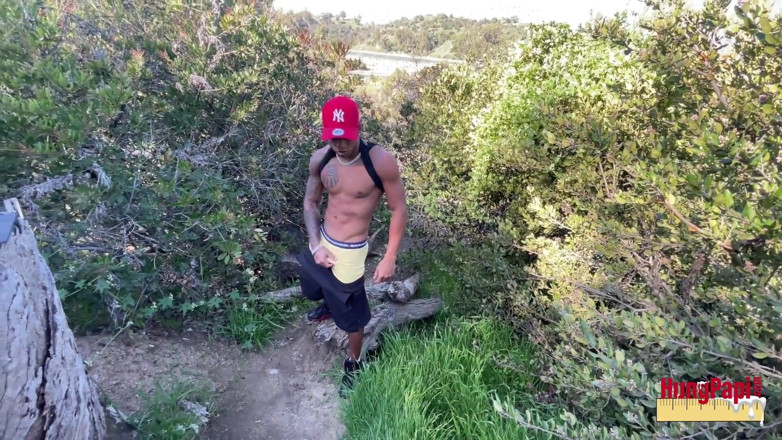 Hung Papi: Pau grande em público se masturba! - Solo pego