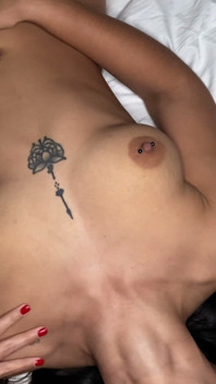 Spaanse slet Nuria Milan krijgt creampie in haar poesje na een goede neukpartij met grote zwarte lul