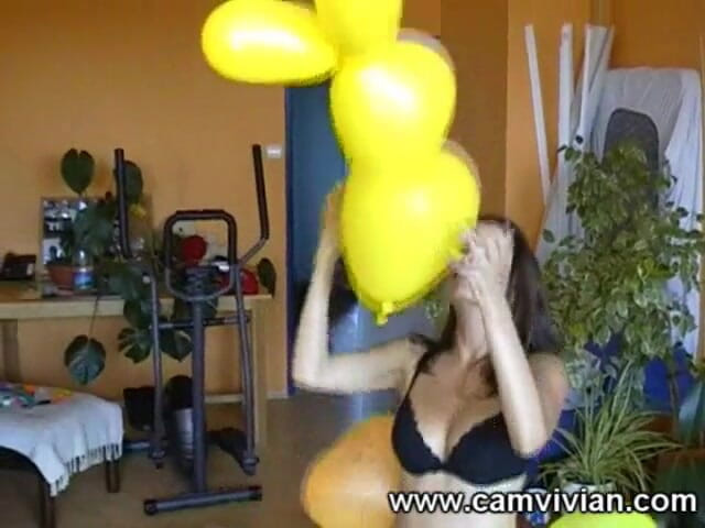 Camvivian: Sexy spiele mit ballons und gewichten