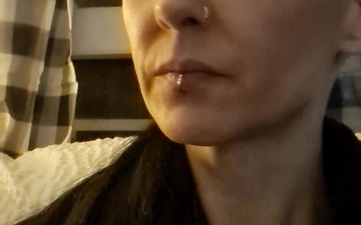 PandoraSG: 15 starnuti! Piccola gotica con piercing Achoo