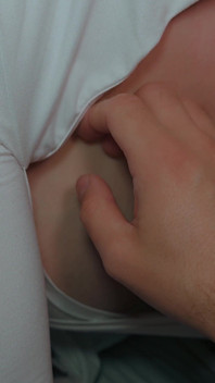 Büyük orta yaşlı seksi kadın gece seksini seviyor. Büyük kalçalar. Karının büyük göğüslerine boşalma