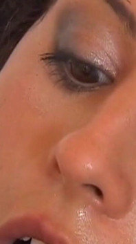 Angekettete brünette MILf schwingt hart, gesichtsbesamung