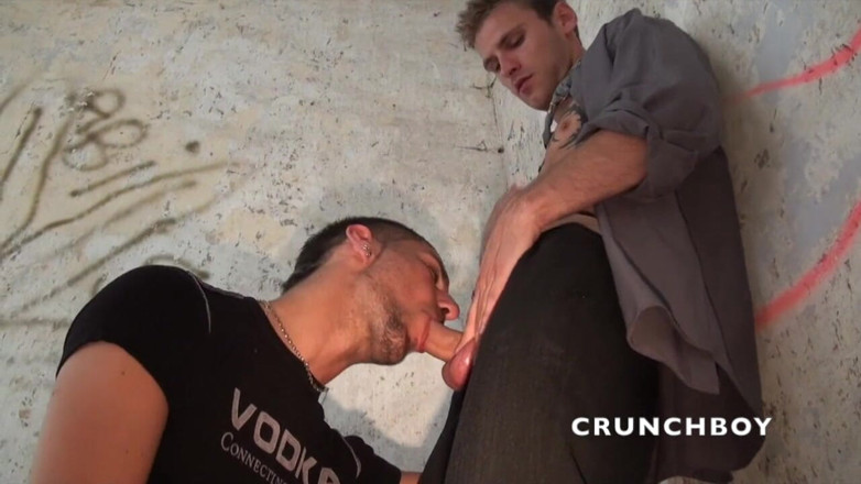 Crunch Boy: Enzo fodeu uma jovem trabalhadora hetero sexy de terno e...