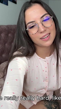 JOI - 恥ずかしがり屋の女の子が初めてディルドを試し、あなたに膣の中に射精してほしいと懇願する
