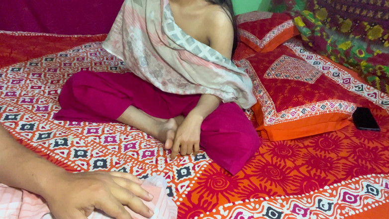 Riya Chowdhury: Seksi genç üvey kız kardeşimi genç şehvetini tatmin etmek için bütün gece...