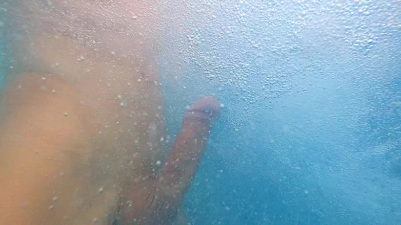 outdoor-fun: Aku lagi asik ngocok kontolku sambil ngocok kontolku dengan gaya...