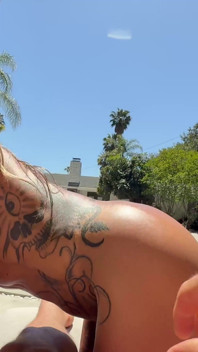 Golpeando a la tetona y sexy Tori Brooks en primer plano