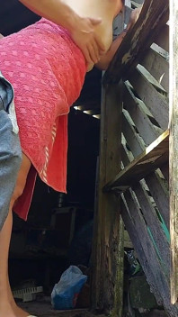 Douche werkt niet, getrouwde vrouw vraagt boerderijverzorger om hulp met alleen een handdoek en betaalt met seks
