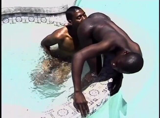 Gay 4 Pleasure: Dua badan basah berkongkek di kolam renang
