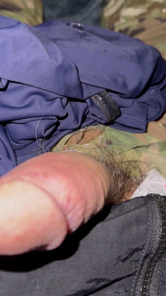 Gay Soldier Stuff: Армейский солдат показывает свой мускусный размер 12 футов, пока дрочит его жесткий член в униформе