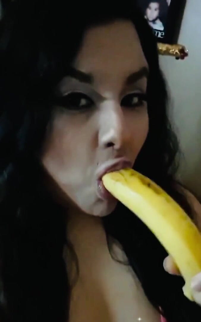 Miss Madii: Sepong pisang tenggorokan dalam