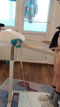 Amateurvrouw massert zichzelf met vibrator. Latina harig poesje, grote tieten, dikke kont.